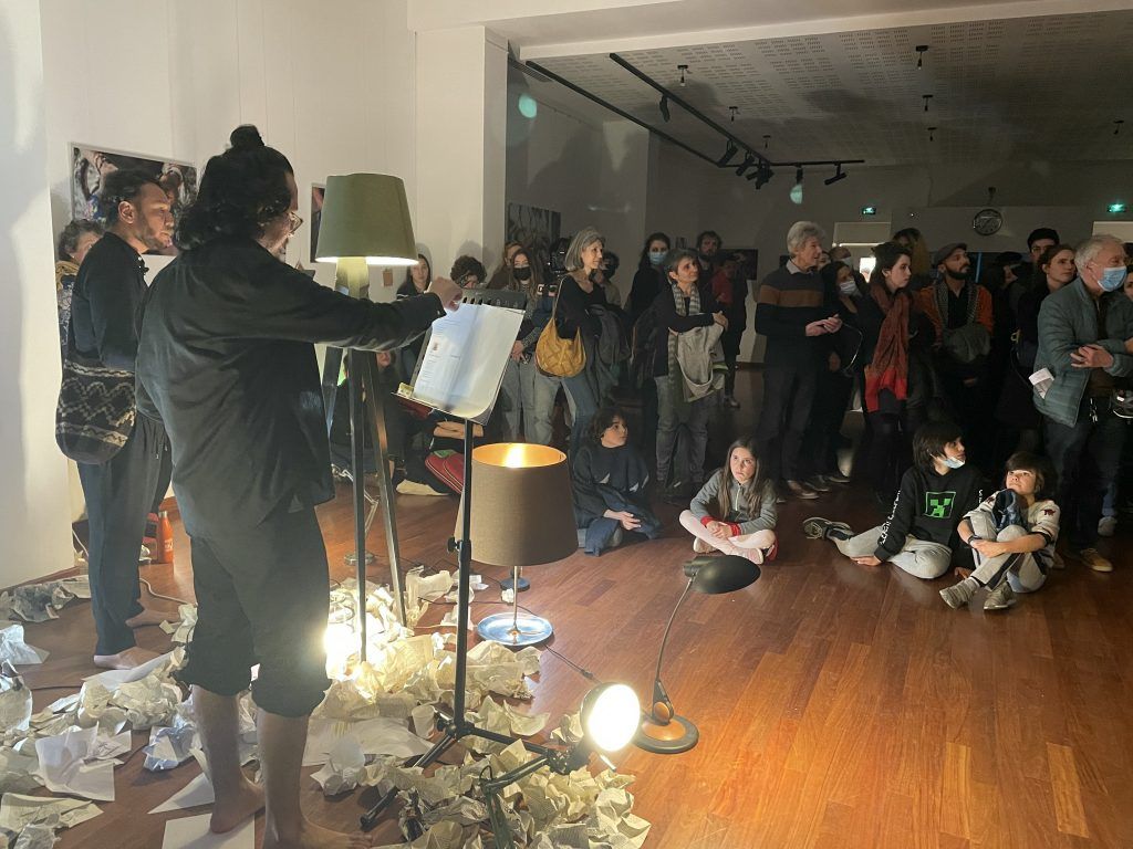 La bande son diffusée en début de soirée a été réalisée par Manuel Rangel, depuis la Colombie. La mise en scène a été pensée par Rodrigo Molina, depuis Toulouse.