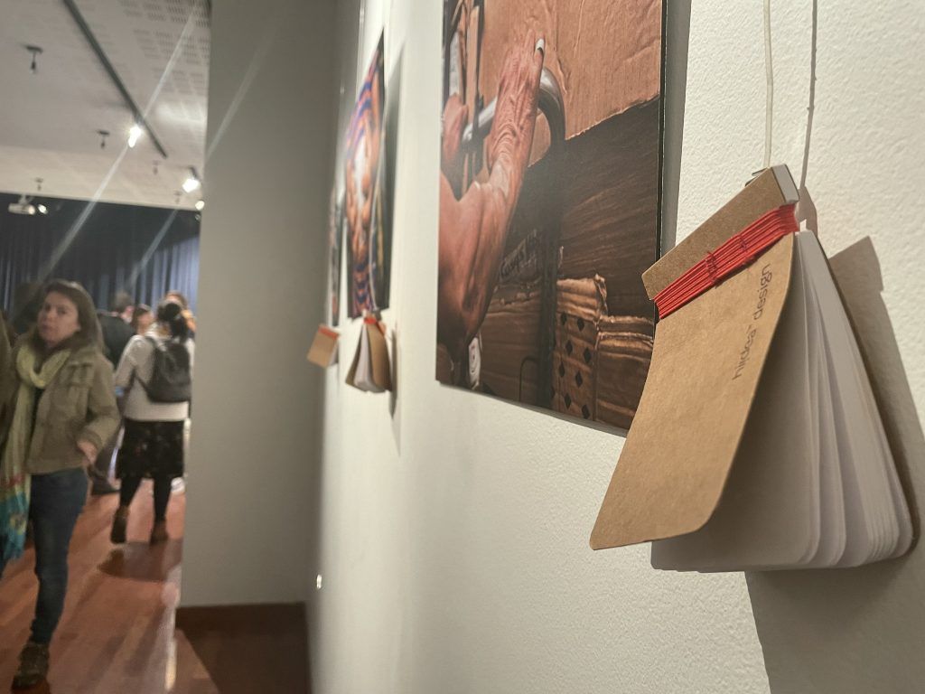 Julie Imbert lors du venissage d'(Her)manos à l'instituto cervantes.