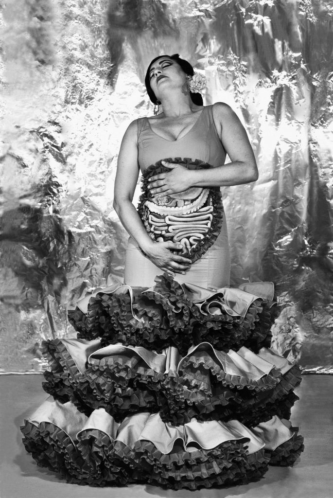 Pilar Albarracín aborde dans sa réalisation la condition des femmes soumises à l’emprise des stéréotypes espagnols. Une robe aérienne, un corps en perdition. Une œuvre à mi-chemin entre splendeur et violence. Pilar Albarracín, Visceras por tanguillos , 2016, épreuve chromogène contrecollée sur Dibond, 187 x 125 cm.