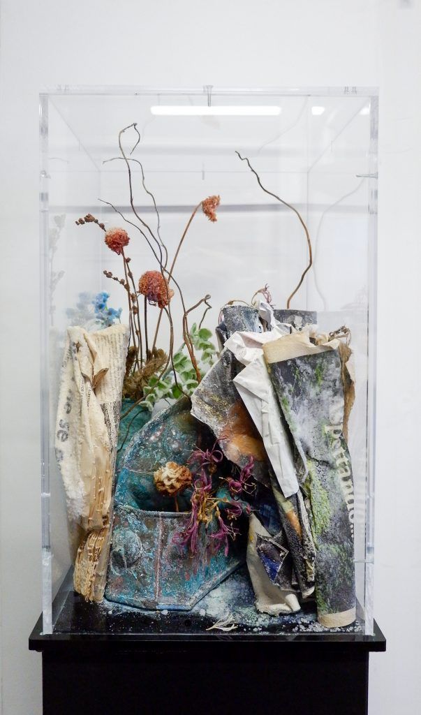 Via sa création “Bloom”, Bianca Bondi propose une représentation poétique du temps et de ses effets. Dans cette œuvre colmatée, végétaux, minéraux, ou encore objets se côtoient et partagent ensemble l’évolution temporelle. Touchant de simplicité, l’artiste aborde avec originalité une thématique universelle. Bianca Bondi, Bloom, (rien ne se perd), 2019, objets divers en cuivre et laiton, revues et magazines en papier, végétation sèche et artificielle, lettre d'amour, cristaux de sel, vitrine en plexiglas, 60 x 30 x 30 cm.