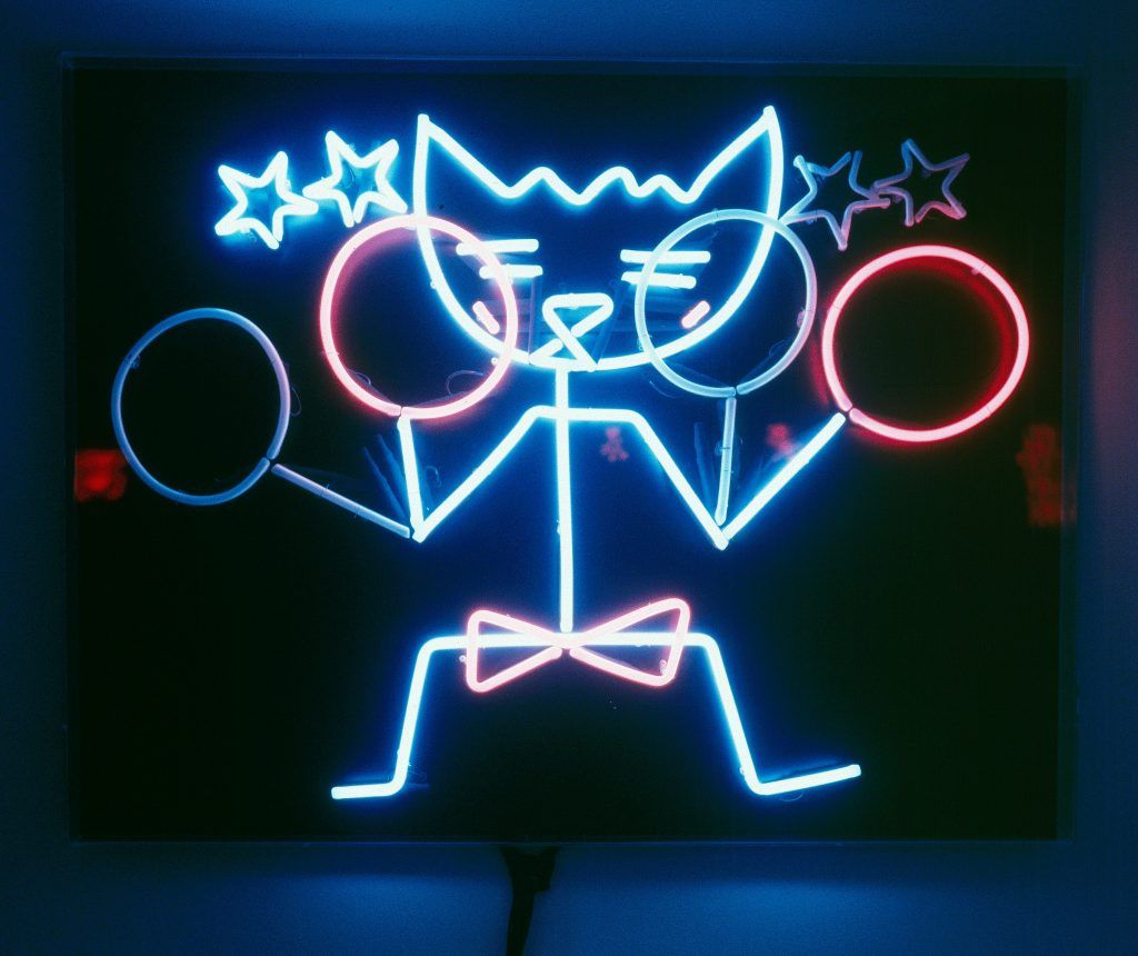 Alain Séchas et son “Chat Boxeur” proposent au public de faire face à un prisme de l’enfance dans une violence habilement dessinée. De rouges et bleus néons clignotent pour attraper l'œil du visiteur. Une enseigne troublante, à l’effet burlesque attachant. Alain Séchas, Chat boxeur, 1998, tableau de tubes de néon coloré blanc et rouge à éclairage intermittant, tôle métallique noire, capot plexiglas, 100 x 131 x 12 cm.