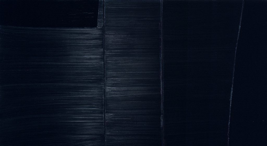 L'outrenoir, l'au-delà du noir, ou la lumière transmutée. Une œuvre "monopigmentaire", dans laquelle la lumière semble résister à une obscurité vorace. Pierre Soulages, Peinture 222 x 400 cm, 3 mars 84, huile sur toile, 222 x 400 cm © Adagio, Paris.